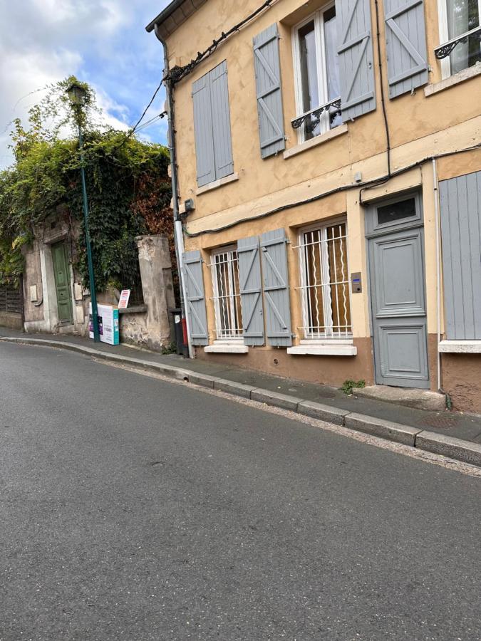 Home Up Pontoise Exterior foto